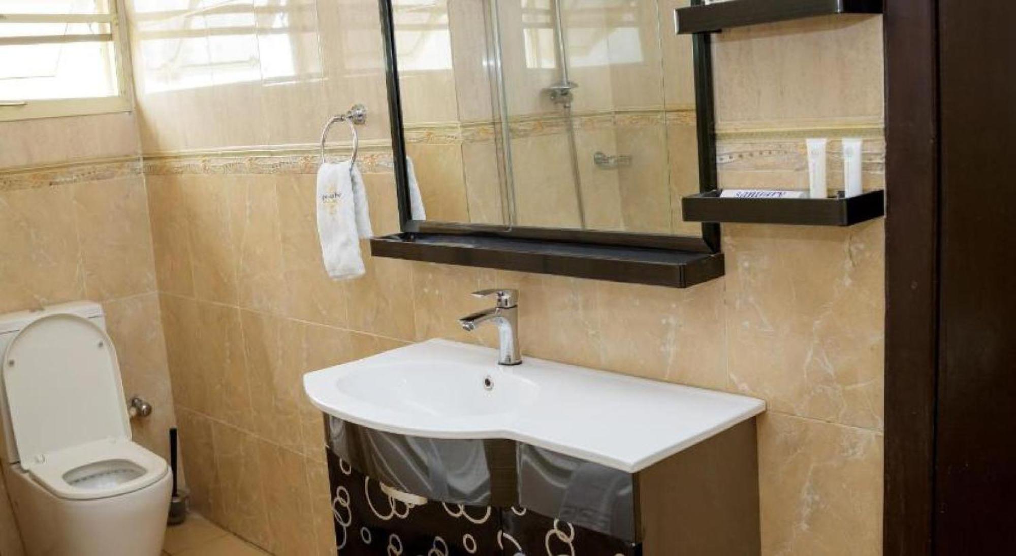 Room In Lodge - Apartment Royale Hotel-3 Bd Apartment Ikeja Exterior foto